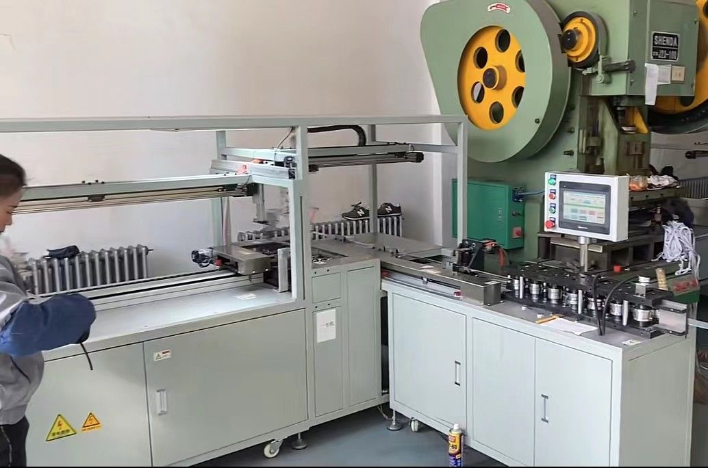 Dostosowywalna maszyna do filtrów powietrza z ekranem dotykowym